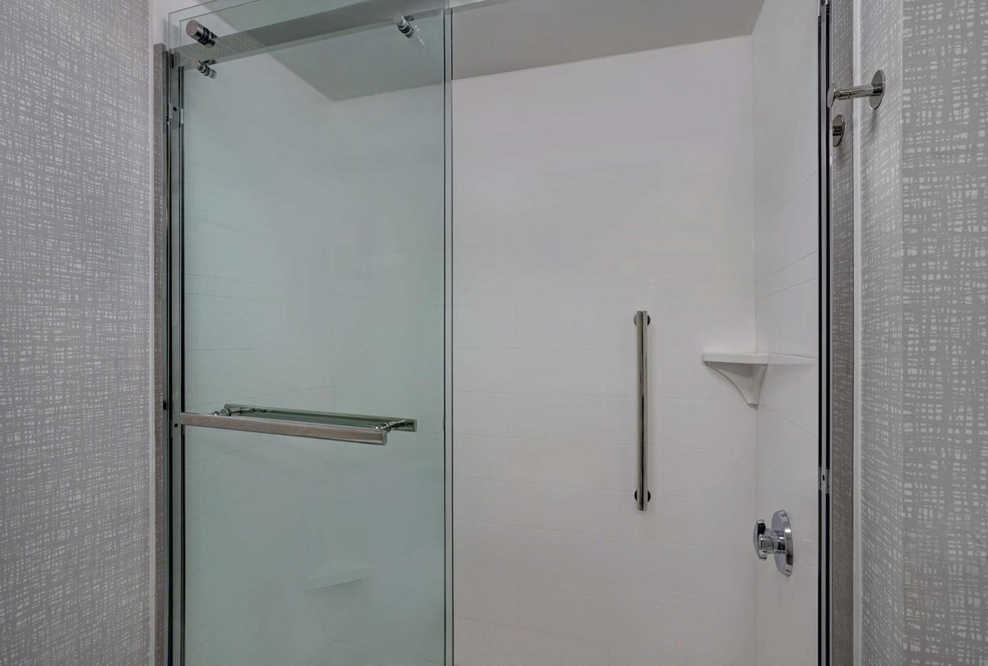 Hampton Inn Utica Zewnętrze zdjęcie